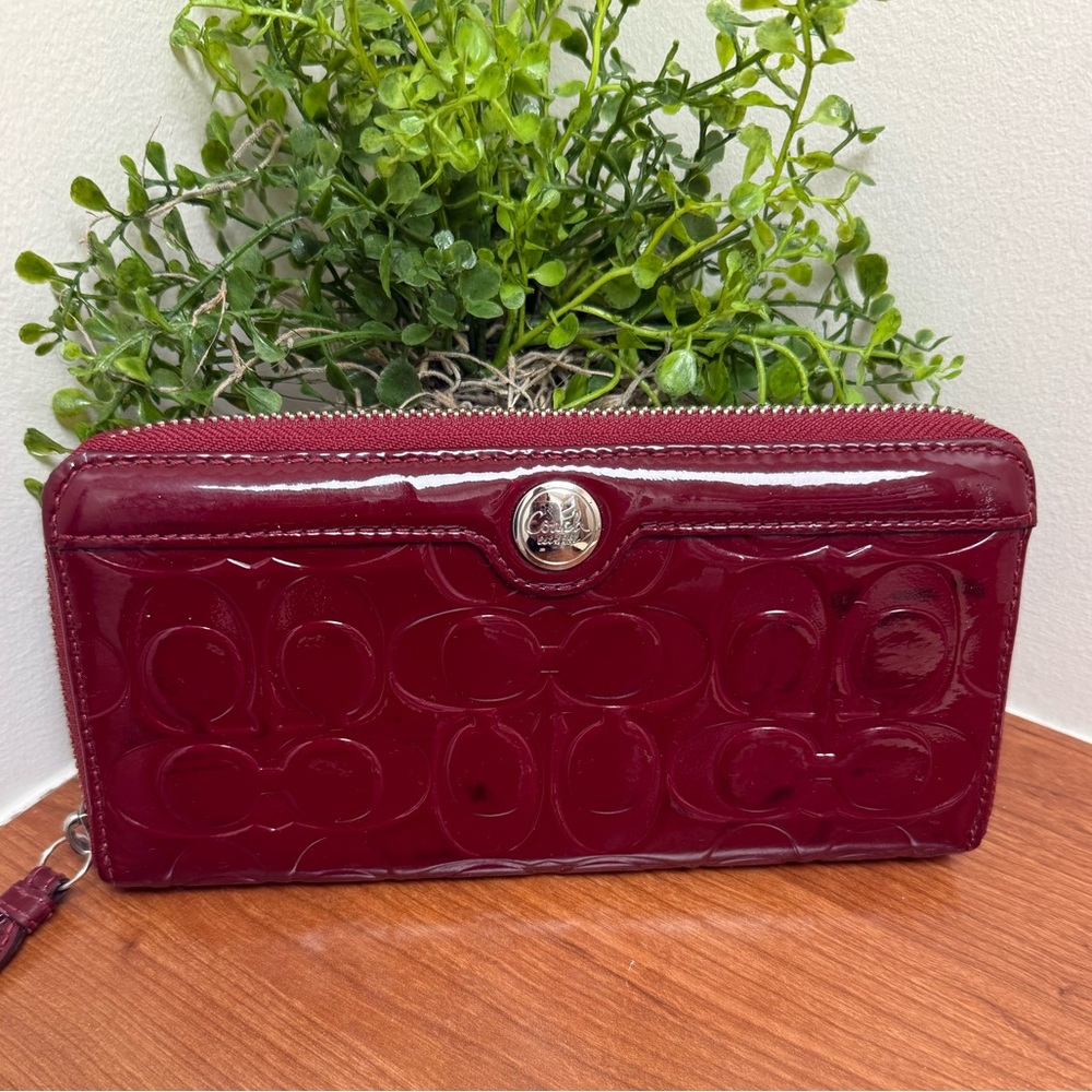Coach Peyton Patent Signature Zip Wallet